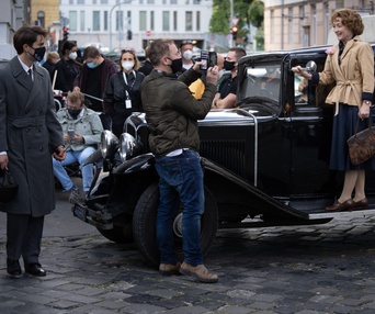 Une scène du film Mrs. Harris Goes to Paris