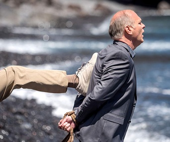 Une scène du film The Whistlers