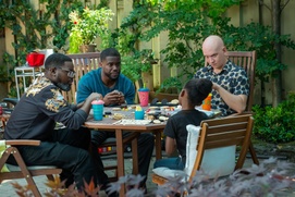 Une scène du film Fatherhood