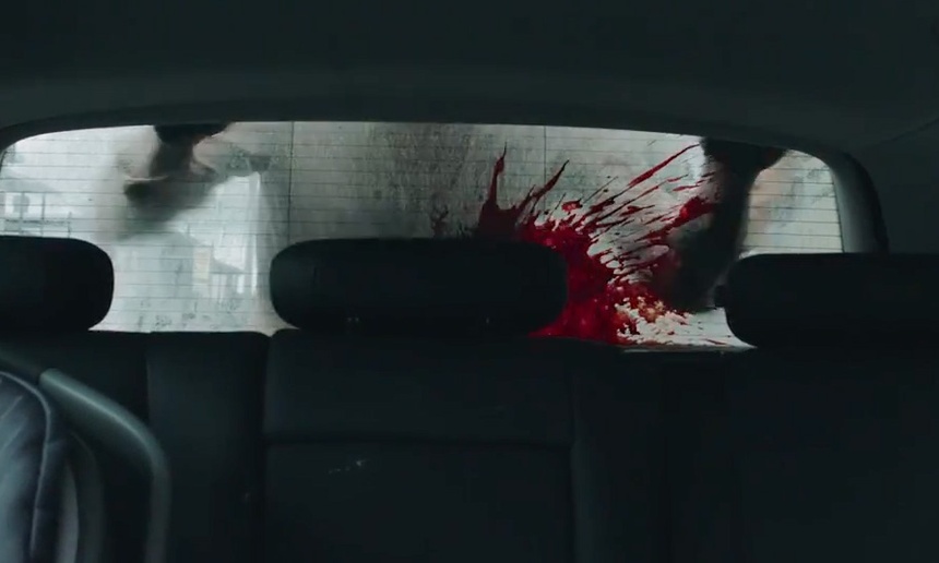 Brigitte Poupart tue des zombies à la machette dans ce sanglant extrait du film Les affamés