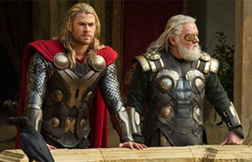 Chris Hemsworth et Anthony Hopkins dans Thor: The Dark World