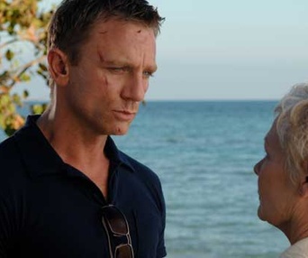 Daniel Craig et Judi Dench dans Casino Royale