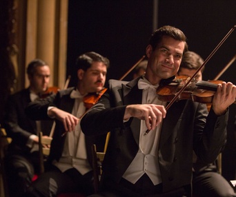 Une scène du film The Conductor
