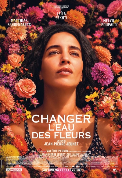 Changer l'eau des fleurs