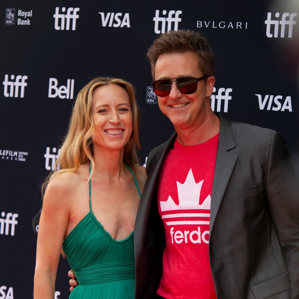 Sur le tapis rouge du film Glass Onion: A Knives Out Mystery