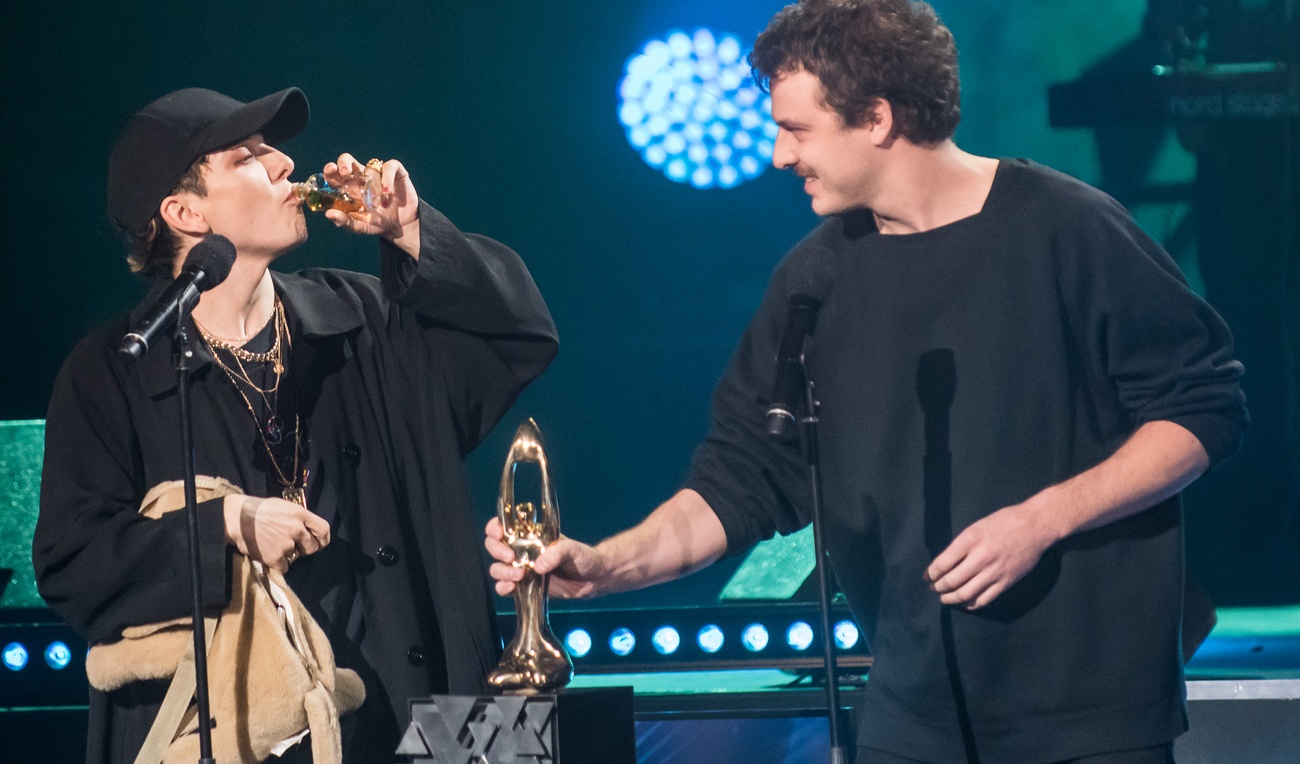 Hubert Lenoir fait un pied de nez à l'ADISQ en buvant de l'alcool sur scène