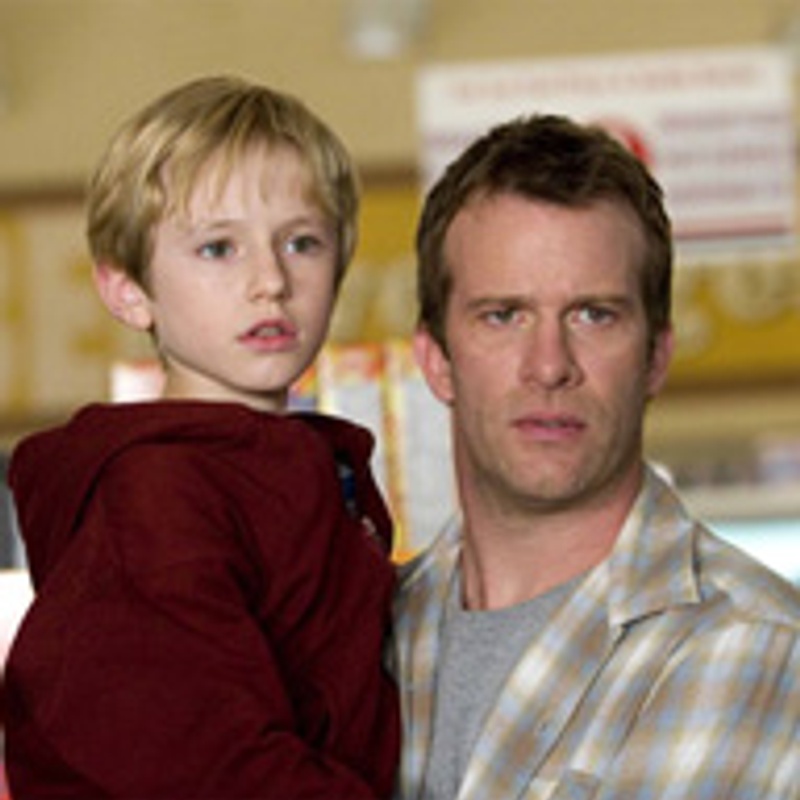 Nathan Gamble et Thomas Jane dans Brume