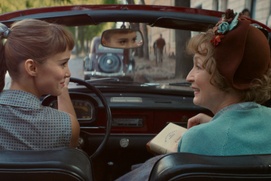 Une scène du film Mrs. Harris Goes to Paris Une scène du film Mrs. Harris Goes to Paris