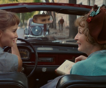 Une scène du film Mrs. Harris Goes to Paris