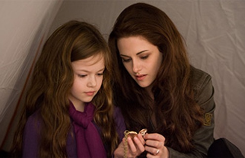 Mackenzie Foy et Kristen Stewart dans The Twilight Saga: Breaking Dawn - Part 2