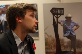 Une scène du film Carré rouge sur fond noir