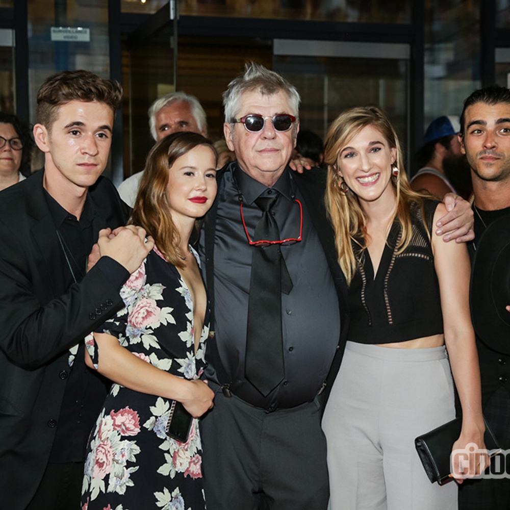 Sur le tapis rouge de la première de Embrasse-moi comme tu m'aimes