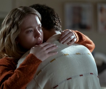 Une scène du film The Voyeurs