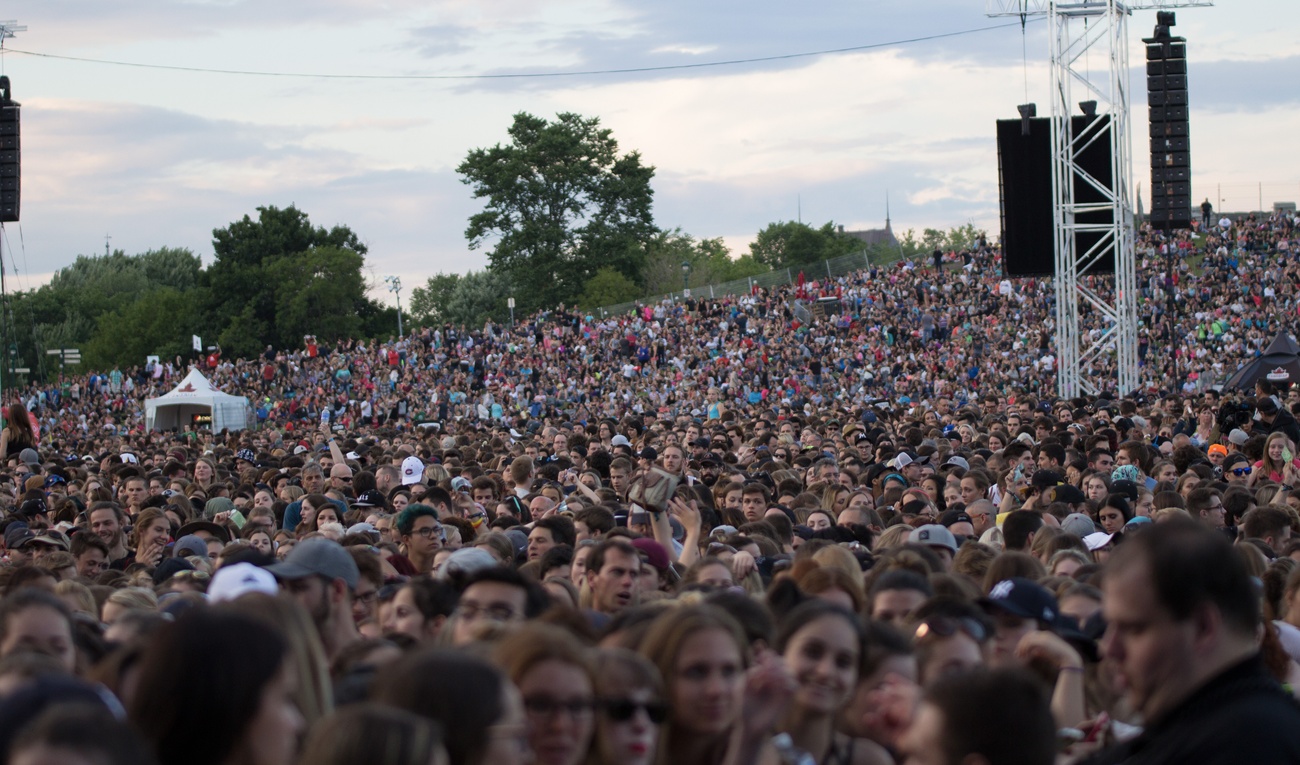 Les fans de Selena Gomez tombent comme des mouches sous la chaleur au FEQ 2016
