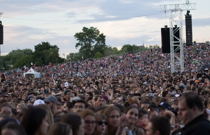 Les fans de Selena Gomez tombent comme des mouches sous la chaleur au FEQ 2016