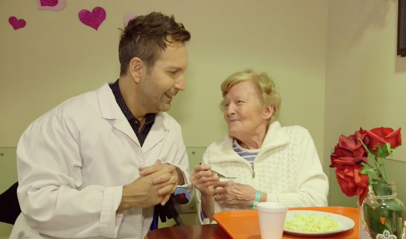 Éric Salvail visite un CHSLD et le résultat est drôle et attendrissant