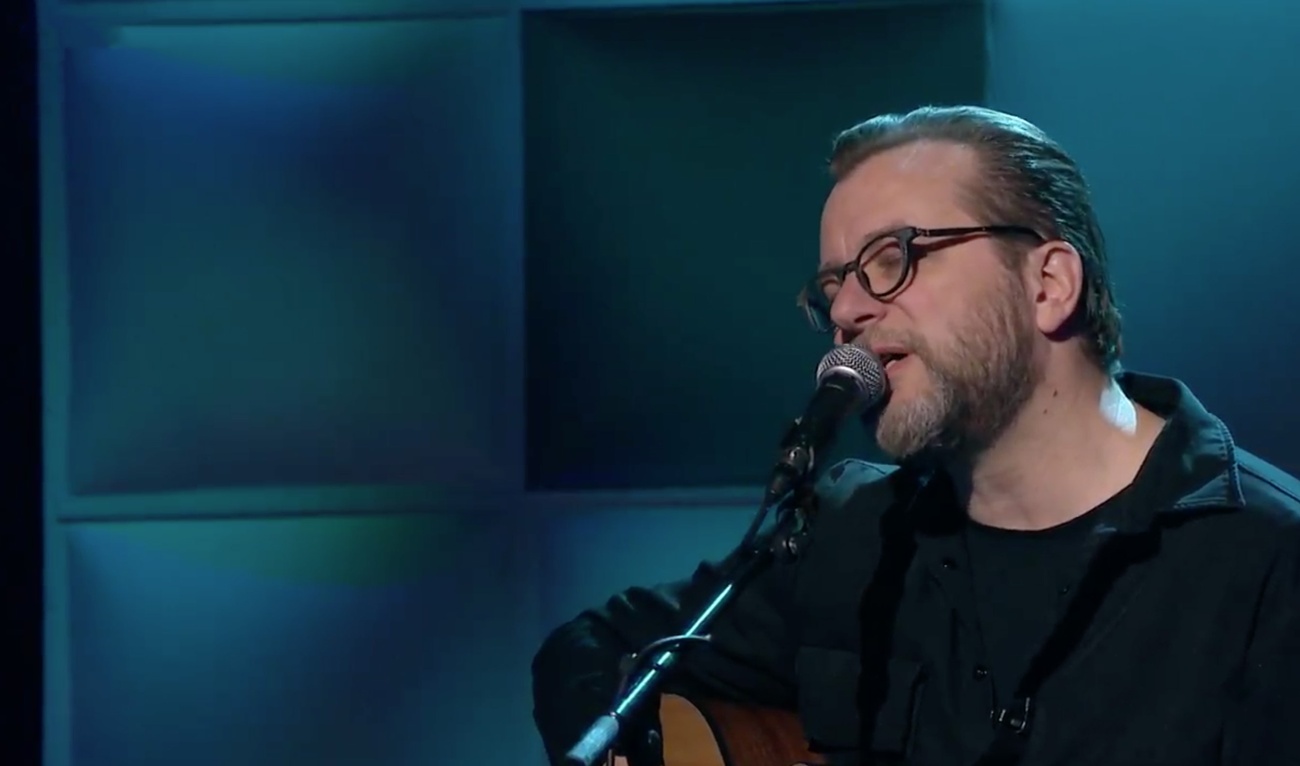 Image de l'article Vidéo : Luc De Larochellière chante Si fragile avec sa femme et ça donne des frissons