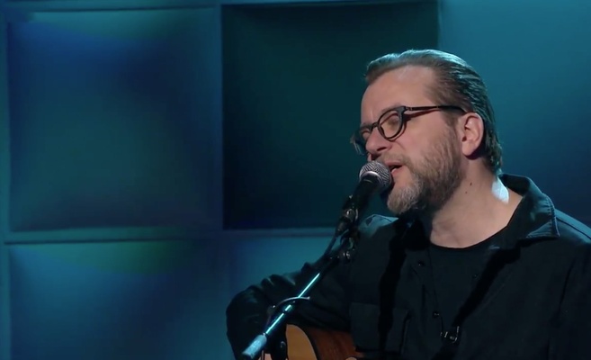 Image de l'article Vidéo : Luc De Larochellière chante Si fragile avec sa femme et ça donne des frissons