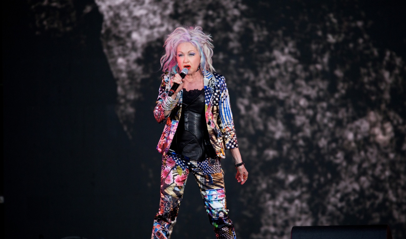 Look audacieux et attitude fougueuse pour Cyndi Lauper à Québec