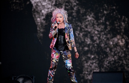 Look audacieux et attitude fougueuse pour Cyndi Lauper à Québec