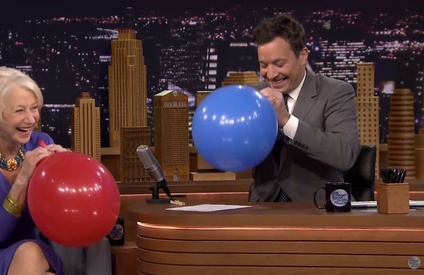 Jimmy Fallon fait respirer de l'hélium à Helen Mirren
