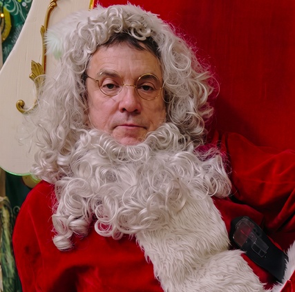 Vidéo : Claude Legault devient le père Noël dans Santa Claude, en salle le 27 novembre
