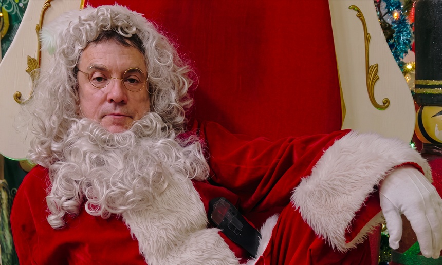 Vidéo : Claude Legault devient le père Noël dans Santa Claude, en salle le 27 novembre