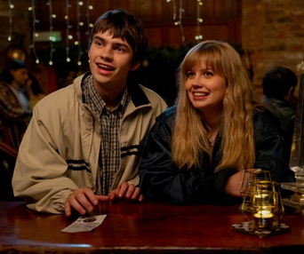 Spike Fearn (Owen) et Angourie Rice (Emily)