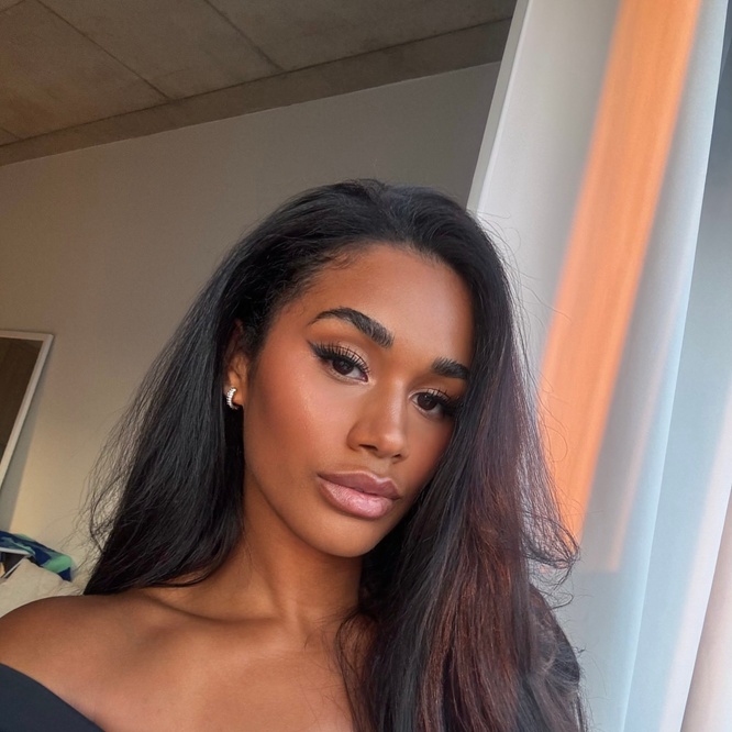 Mia Bleu Voua