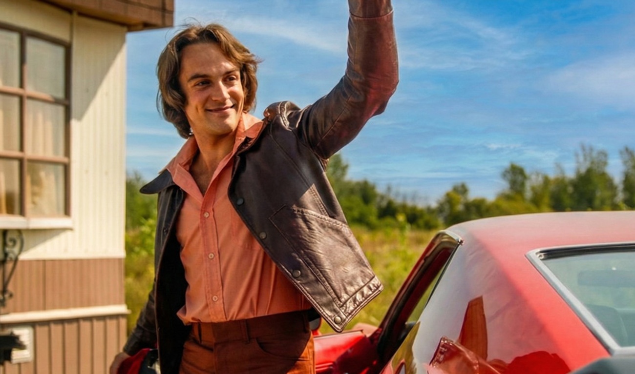 Rémi Goulet en tant que Gilles Villeneuve dans le film Villeneuve : L’ascension d’une légende