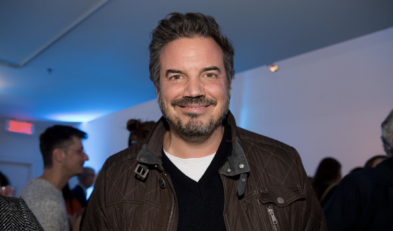 Charles Lafortune assume désormais ses cheveux gris et ça lui va à merveille