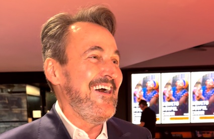 Image de l'article Vidéo : Guy A. Lepage se fait taquiner par sa fille sur le tapis rouge des Gémeaux