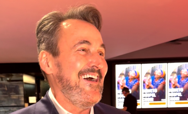 Image de l'article Vidéo : Guy A. Lepage se fait taquiner par sa fille sur le tapis rouge des Gémeaux