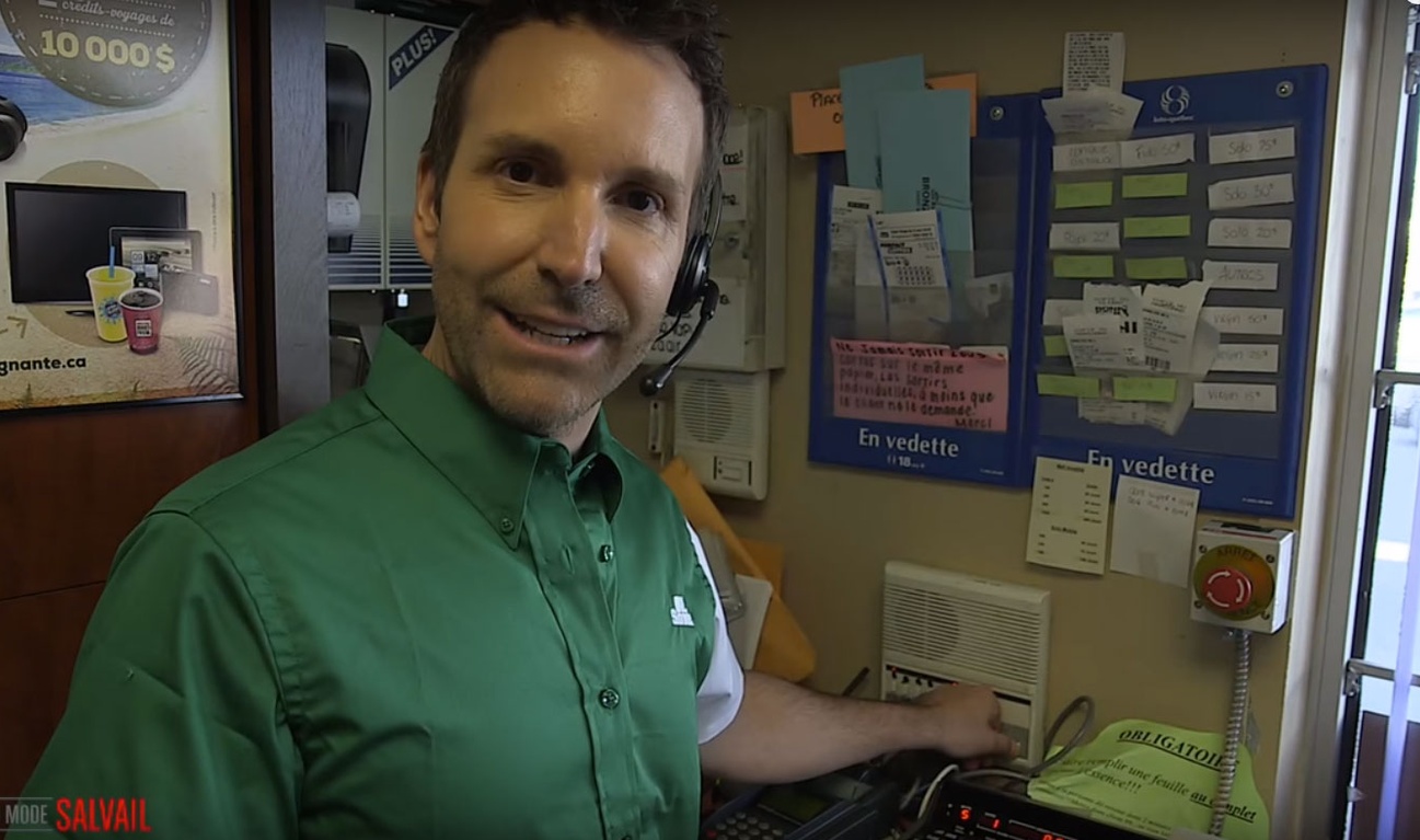 Éric Salvail exaspère des clients d'une station-service