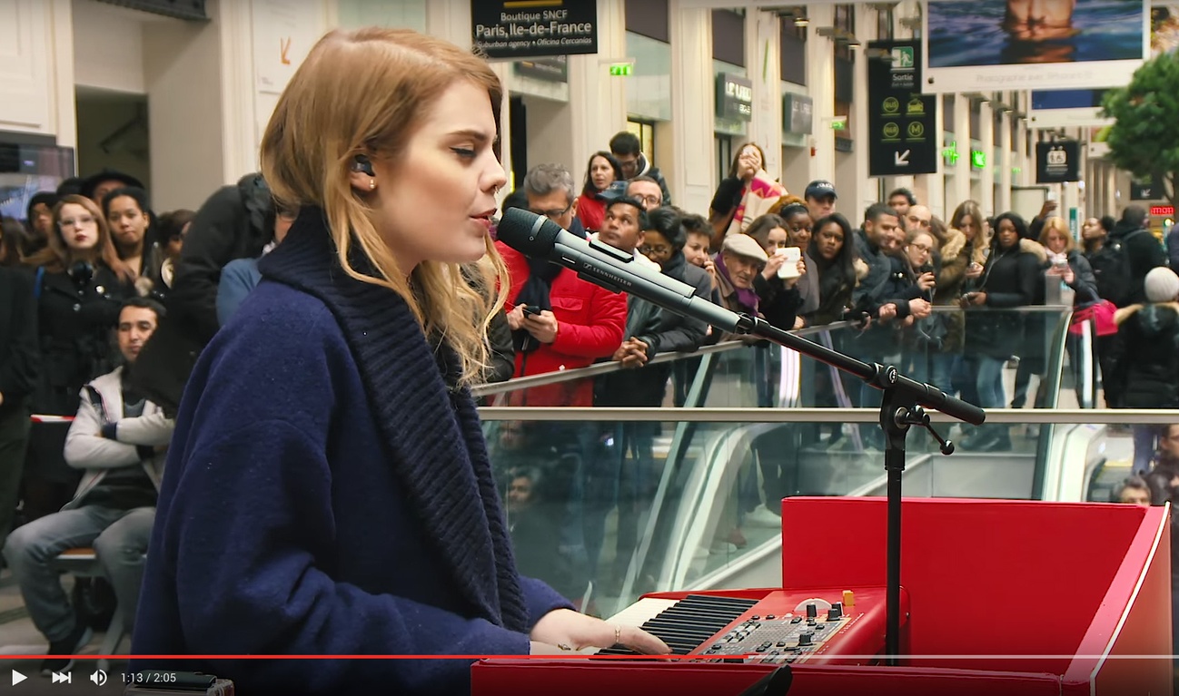 Coeur de pirate surprend les Parisiens à la Gare Paris-Saint-Lazare