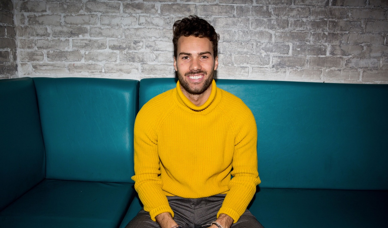 Philippe d'Occupation Double présente sa nouvelle blonde