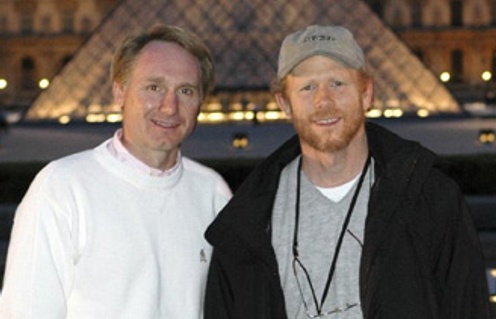 Dan Brown et Ron Howard (à droite) durant le tournage de The Da Vinci Code