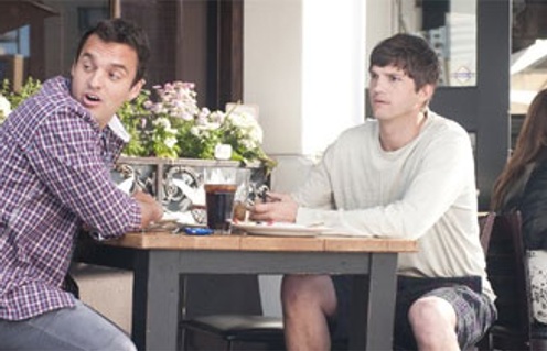 Jake M. Johnson aux côtés d'Ashton Kutcher dans le film No Strings Attached