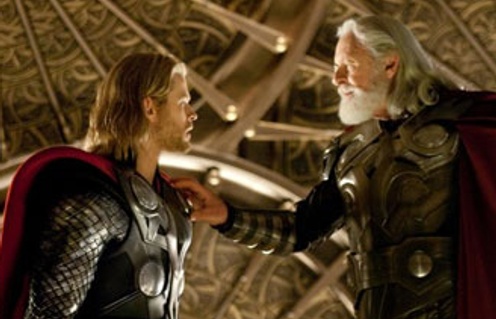 Anthony Hopkins et Chris Hemsworth dans le film Thor