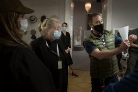 Une scène du film Mrs. Harris Goes to Paris