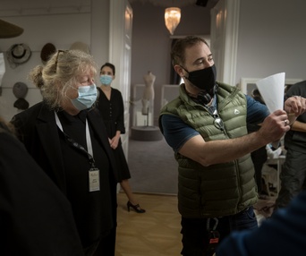 Une scène du film Mrs. Harris Goes to Paris