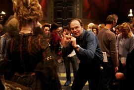 Sur le plateau du film L'homme qui rit
