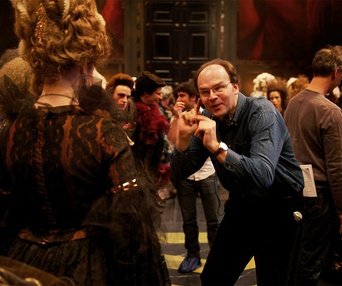 Sur le plateau du film L'homme qui rit