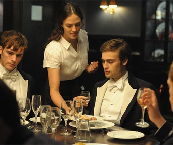 Une scène du film The Riot Club