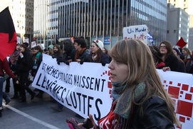Une scène du film Carré rouge sur fond noir