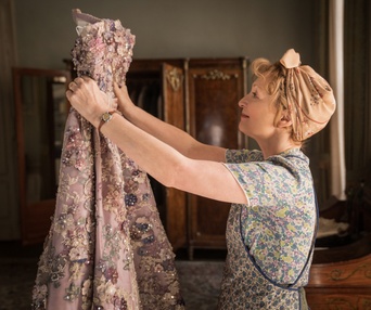 Une scène du film Mrs. Harris Goes to Paris