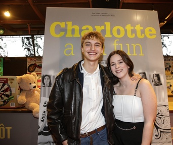 Sur le tapis rouge du film Charlotte a du fun