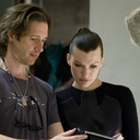 Paul W.S. Anderson aux côtés de Milla Jovovich sur le plateau du film Resident Evil: Afterlife