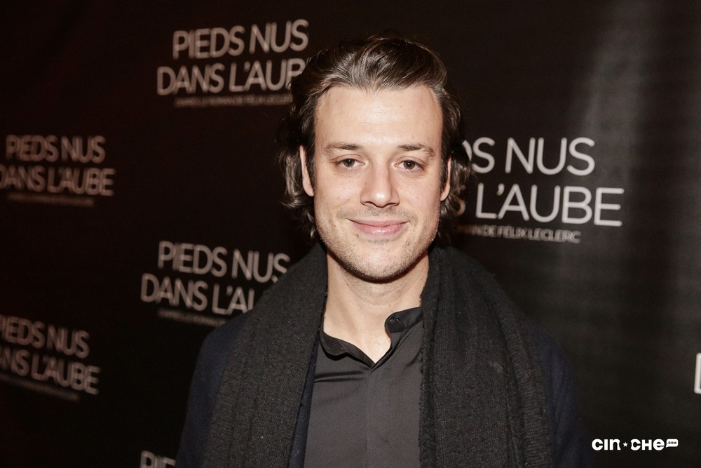 Sur le tapis rouge du film Pieds nus dans l'aube