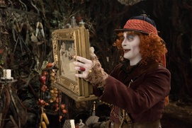 Une scène du film Alice Through the Looking Glass Une scène du film Alice Through the Looking Glass